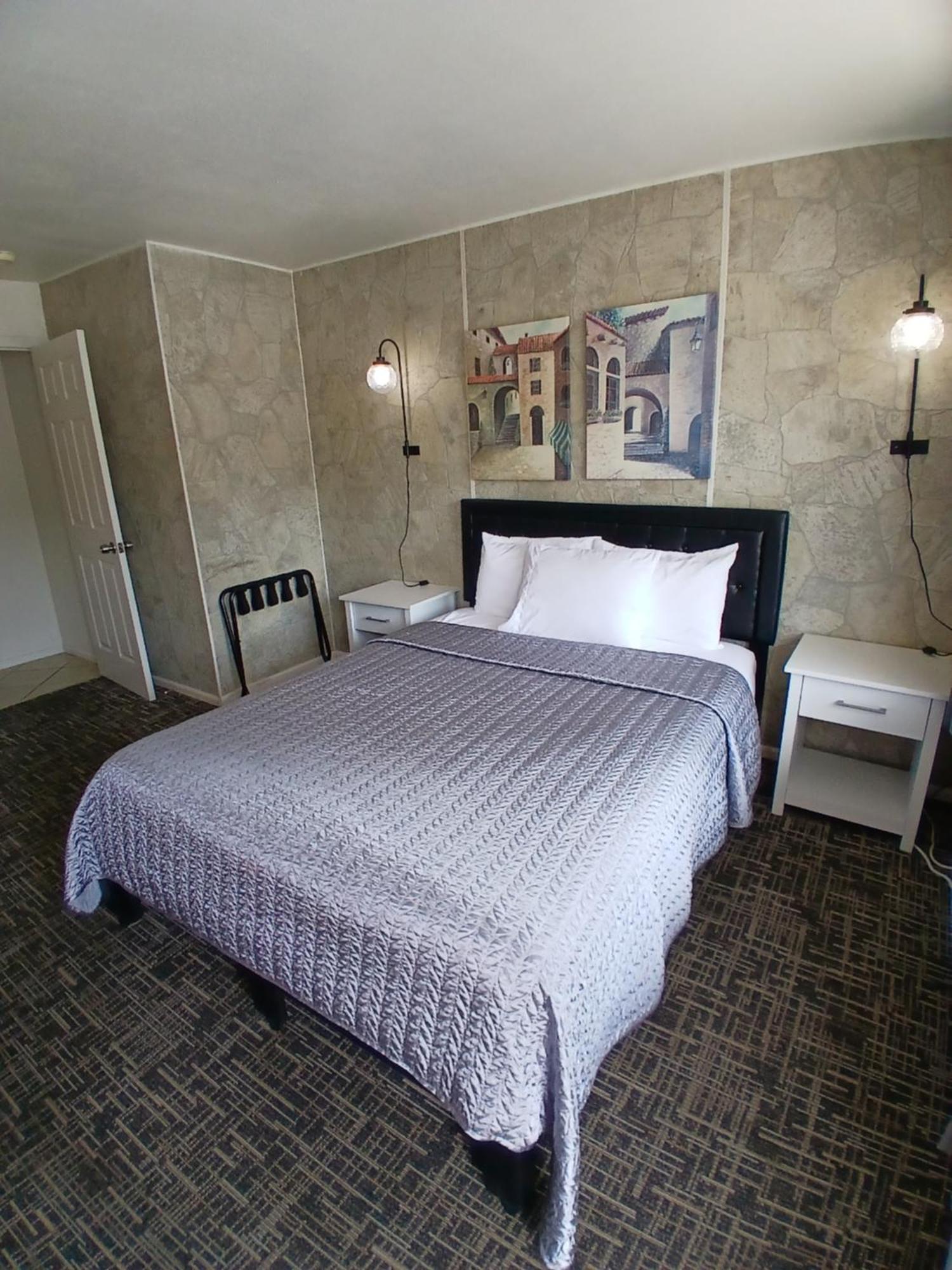 Silver Lakes Hotel